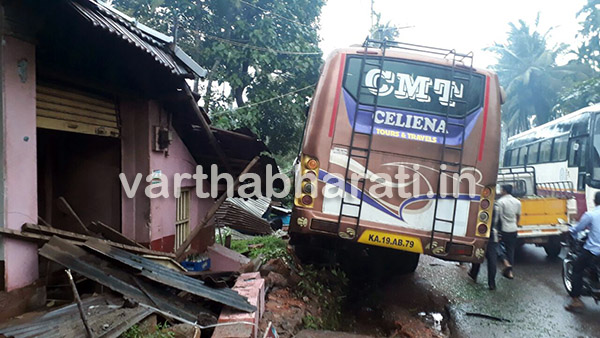 ನಿಯಂತ್ರಣ ಕಳೆದುಕೊಂಡು ಹೋಟೆಲ್ ಹಾಗೂ ಗೂಡಂಗಡಿಗೆ ನುಗ್ಗಿದ ಬಸ್